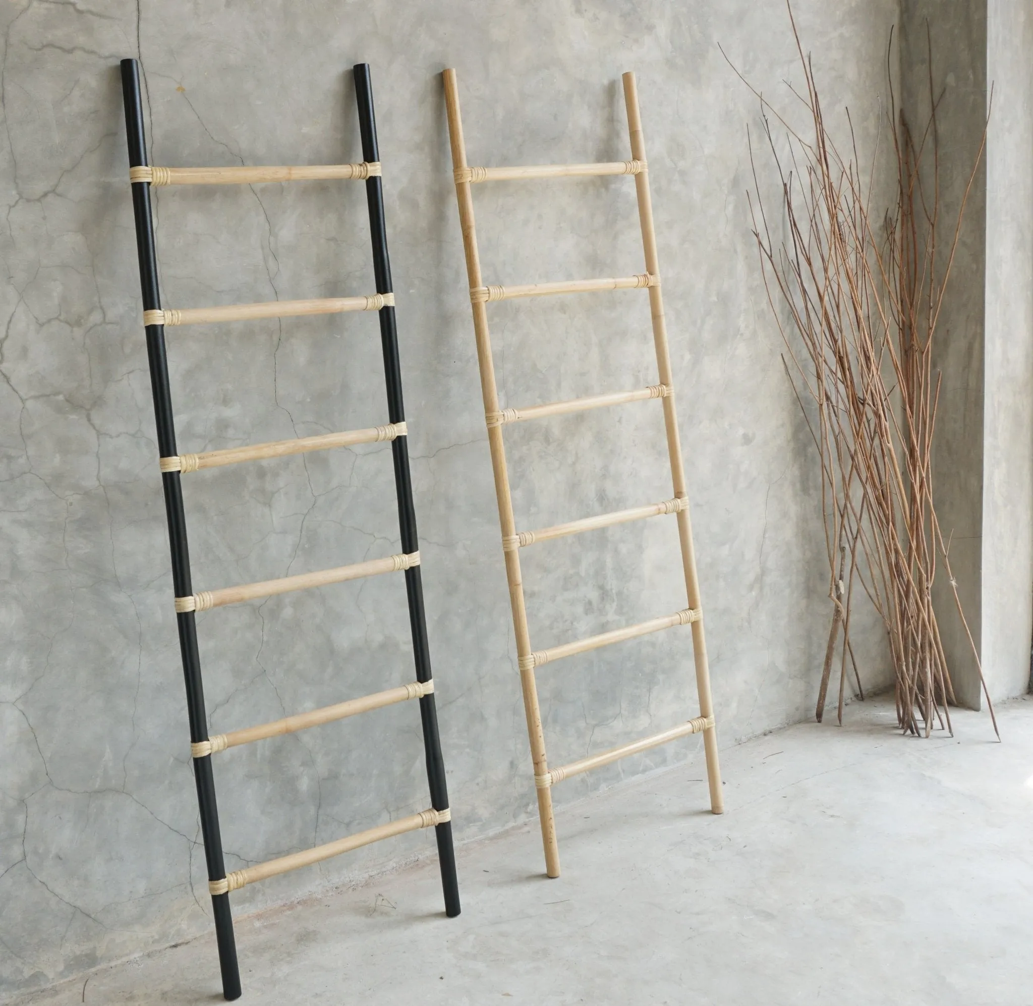 RATTAN DECORATIVE LADDER - BLACK/NATURAL