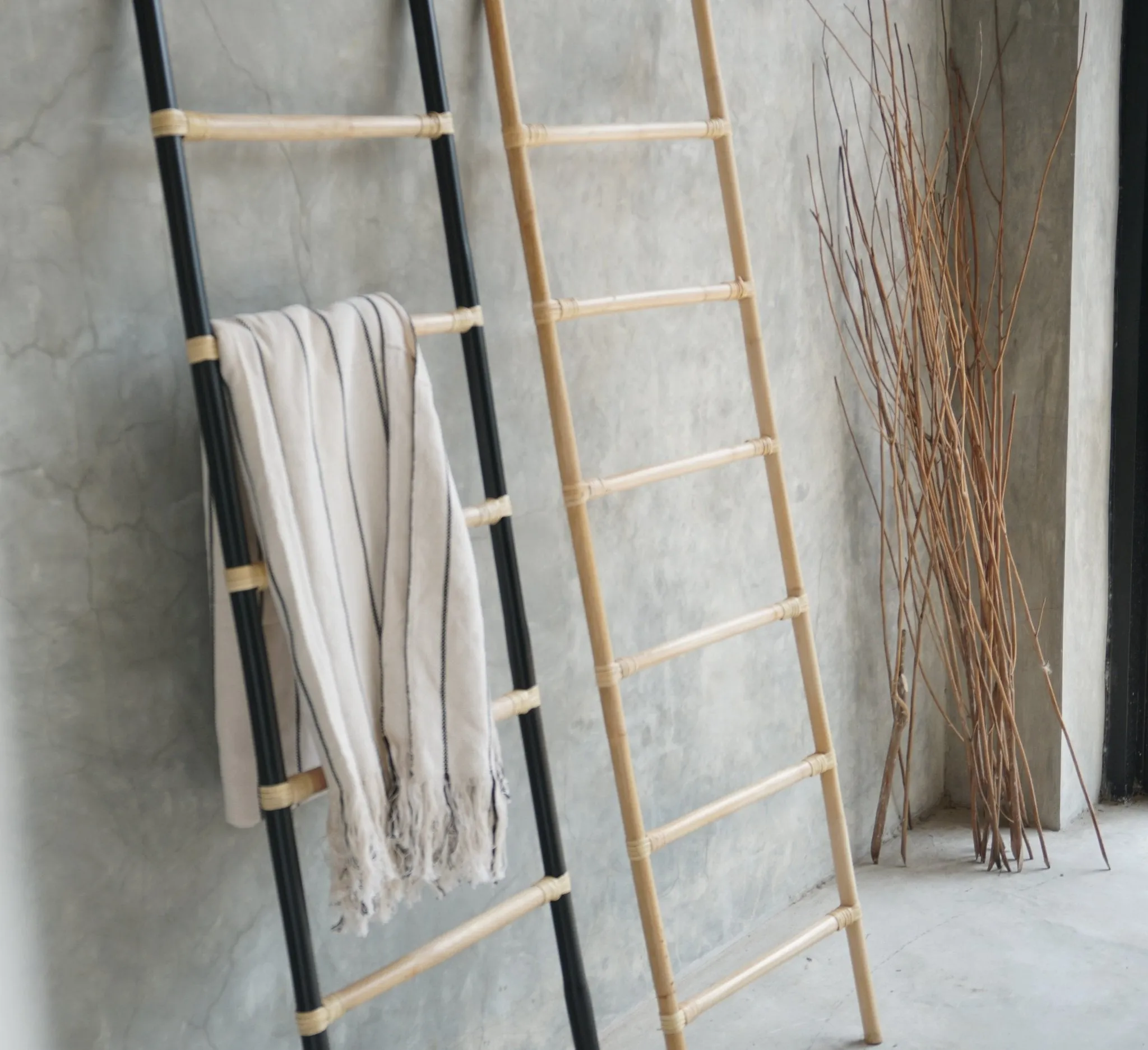 RATTAN DECORATIVE LADDER - BLACK/NATURAL